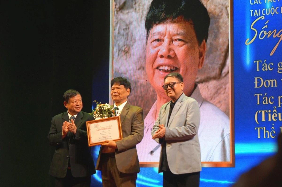 Nhà văn Dương Hướng